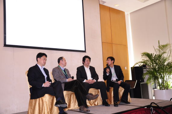 中国汽车新闻工作者协会常务副理事长兼秘书长李元胜作为主持嘉宾，就“汽车公益营销困惑与解决之道”这一业界焦点话题，与汽车公益操盘手们进行热烈讨论