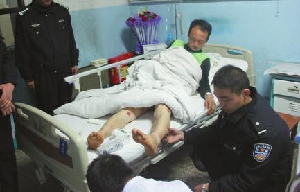 昨晚7时许,医生准备为受伤的赵凤翔打石膏 华商报记者 曾春 摄 昨晚7时许,医生准备为受伤的赵凤翔打石膏 华商报记者 曾春 摄