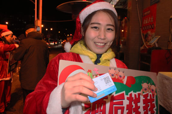 e代驾工作人员在簋街附近发放免费代驾卡 e代驾工作人员在簋街附近发放免费代驾卡