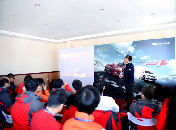 教练现场介绍比赛场地,长安汽车黑河寒区试验基地拥有国际化水准的试驾跑道和冰雪测试条件 教练现场介绍比赛场地,长安汽车黑河寒区试验基地拥有国际化水准的试驾跑道和冰雪测试条件