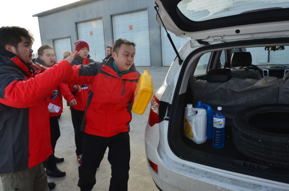 选手在进行团体赛中“P房任务”趣味比赛环节 选手在进行团体赛中“P房任务”趣味比赛环节