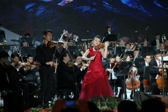 “2014CCTV小提琴大赛”金奖获得者何枢聪、马巧蓉共同演奏《阳光照耀着塔什库尔干》