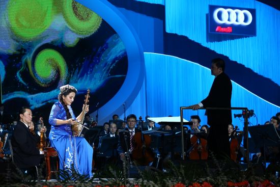 新疆民族乐器演奏家古丽娜尔·伊明献上《木卡姆主题幻想曲》