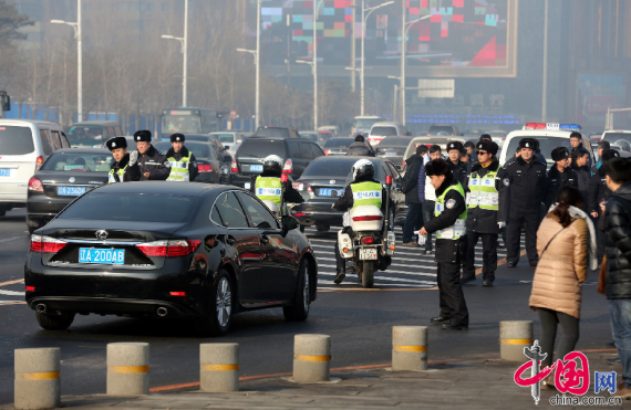 2015年1月4日，辽宁省沈阳市，2015年首个工作日，沈阳数千台出租车集体罢运，表达不满，不少上班族打不到车。交警在现场进行疏导。东方IC