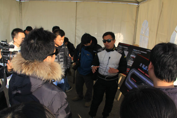 教练在试驾前进行指导 教练在试驾前进行指导