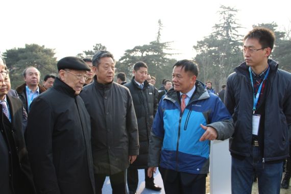 南京金龙董事长黄宏生为前国务院副总理李岚清讲解南京金龙新能源客车