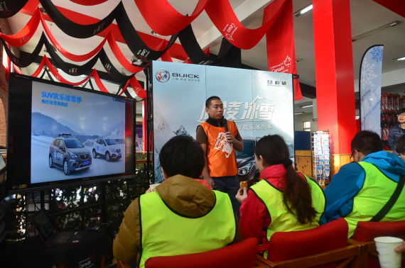 教练为大家讲解了雪地驾驶的技巧和安全常识