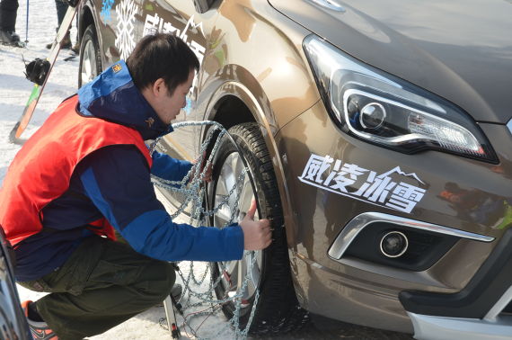 比赛安装防滑链