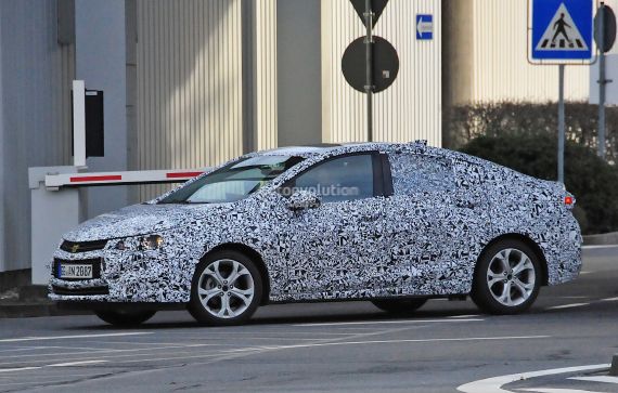 欧宝雅特三厢版谍照