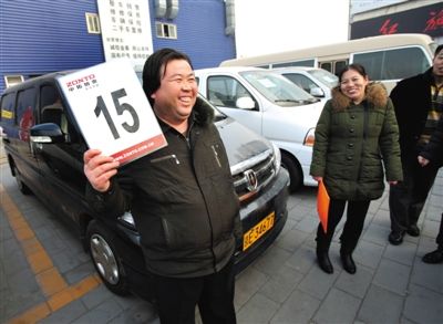 市民李孟玉以8万元的价格拍到一辆商务车