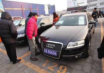 本场拍卖会上，这辆起拍价最贵的奥迪A6吸引了众多竞拍者的目光