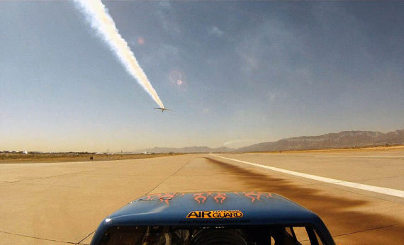 达内尔在美国一个航空展上展示自己的汽车，其甚至可赶超飞在空中的飞机，给人们留下深刻印象。