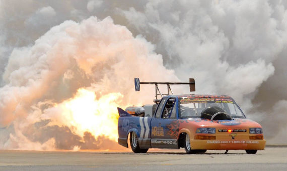 “闪火雪弗兰”的速度非常快，达内尔经常利用其与飞机竞赛。