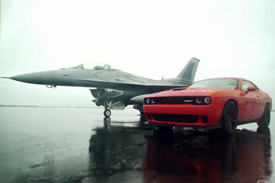 视频：道奇挑战者SRT Hellcat VS F16战斗机