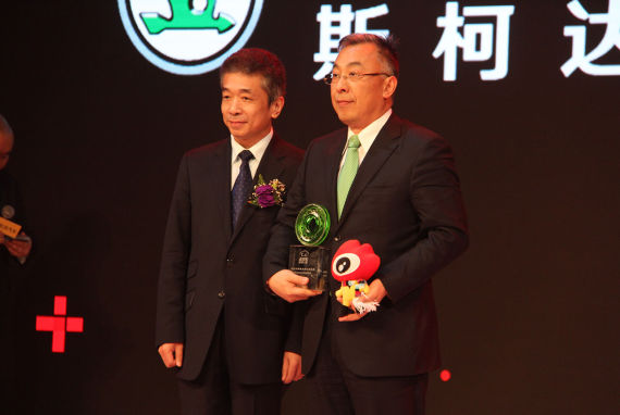 中国汽车流通协会副秘书长沈荣为上海大众汽车有限公司公关传播部斯柯达品牌传播科高级经理陆军颁奖 中国汽车流通协会副秘书长沈荣为上海大众汽车有限公司公关传播部斯柯达品牌传播科高级经理陆军颁奖