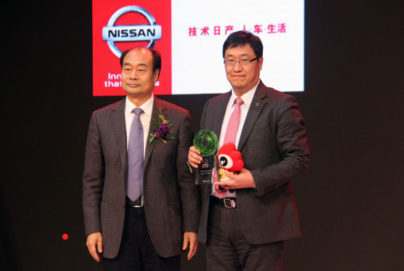 中国汽车工业协会副秘书长师建华为东风日产乘用车公司 市场销售总部专职副总部长叶磊颁奖