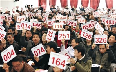 昨日下午，公车拍卖第三场在北京旧车市场花乡拍卖厅举行，竞买人热情不减。新京报记者 尹亚飞 摄