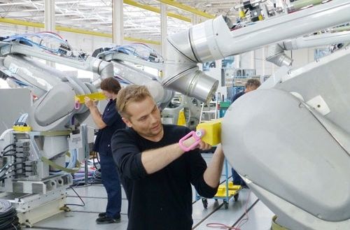 特斯拉签下最大机器人采购订单：年底投入使用