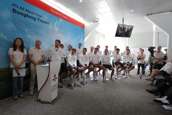 东风号团队参与三亚站新闻发布会