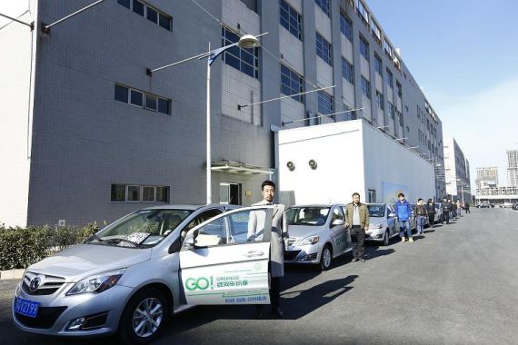 北汽新能源“电动绿狗闹京城”公益活动首批幸运车主整装待发 北汽新能源“电动绿狗闹京城”公益活动首批幸运车主整装待发