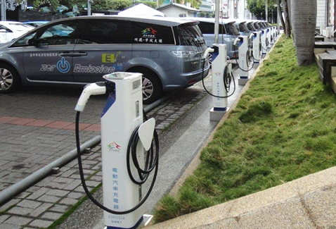 成本高规划缺 新能源车公共充电桩建设难