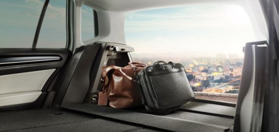 后排座椅折叠后可以形成完整平坦表面。 后排座椅折叠后可以形成完整平坦表面。