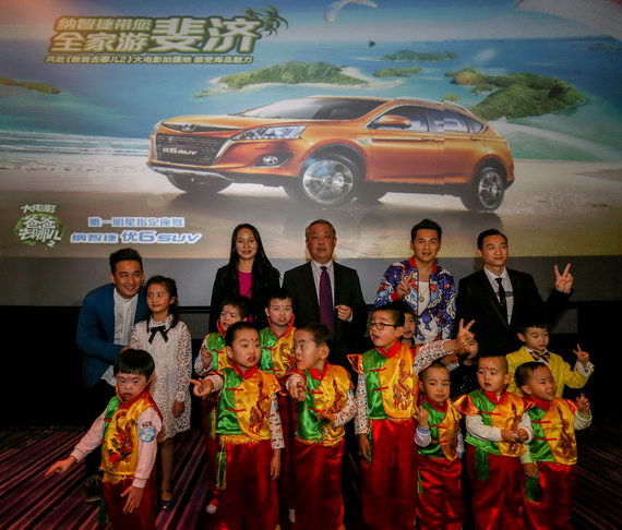 爸爸去哪儿2明星家庭助阵捐赠仪式合影 爸爸去哪儿2明星家庭助阵捐赠仪式合影