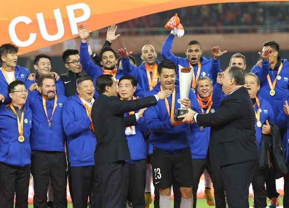 图一中国足协副主席于洪臣与长安福特汽车有限公司总裁马瑞麟共同为超级杯冠军山东鲁能泰山队颁发冠军奖杯