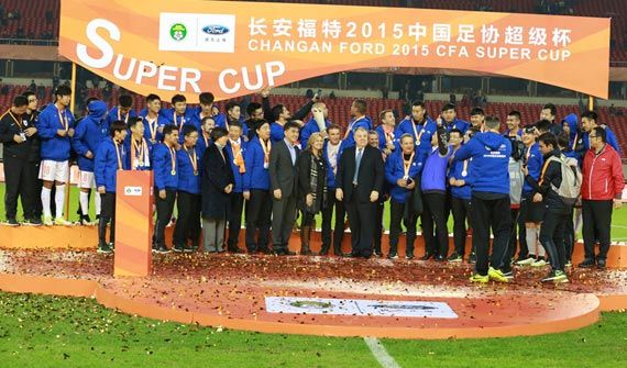 图三中国足协副主席于洪臣、中国足协联赛理事会执行局局长马成全、浙江省体育局局长孙光明、长安福特汽车有限公司总裁马瑞麟、长安福特销售公司总经理刘淳玮、IMG中国区副总裁张梅与冠军球队山东鲁能泰山队合影
