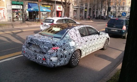 新一代奔驰E级路试谍照