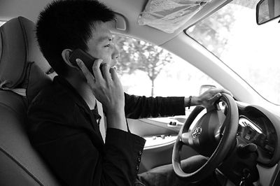 警方提示：开车接电话危险比酒驾高五倍
