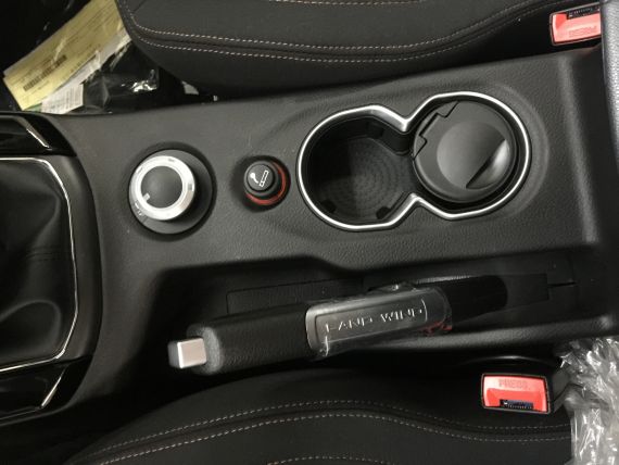 新款陆风X8手刹附近