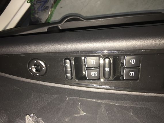 仅驾驶员侧为一键式的电动车窗