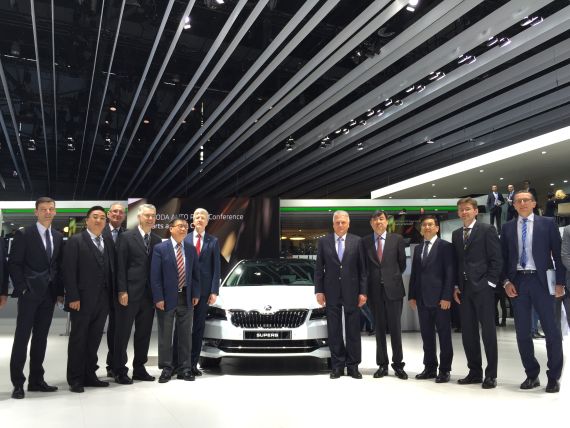 范安德与上汽集团领导在新速派前合影留念 范安德与上汽集团领导在新速派前合影留念