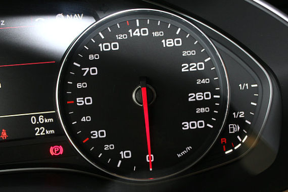 车速表显示汽车的实际速度？