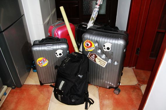 四个大箱子、一个大背包外加两根“法杖”我跟媳妇的回家之路并不轻松 四个大箱子、一个大背包外加两根“法杖”我跟媳妇的回家之路并不轻松