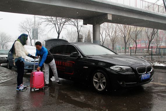 师傅二话不说便把繁重的行李一下搞定 师傅二话不说便把繁重的行李一下搞定