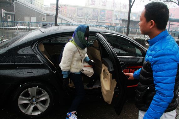 师傅二话不说便把繁重的行李顺便搞定 师傅二话不说便把繁重的行李顺便搞定