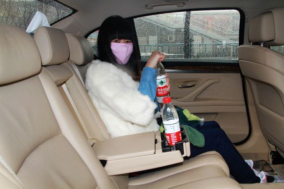 后排座椅扶手上早已备好了饮用水 后排座椅扶手上早已备好了饮用水