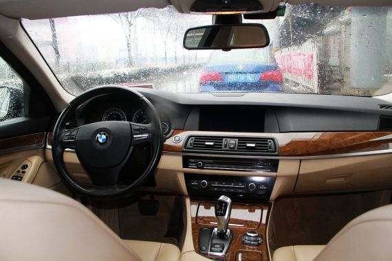 这辆接机的车型是BMW 528Li 高配 配备2.0T涡轮增压高功率发动机 最高输出245马力 这辆接机的车型是BMW 528Li 高配 配备2.0T涡轮增压高功率发动机 最高输出245马力