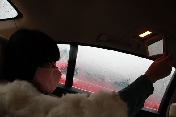 我家领导找到的新乐子 与后排的化妆镜愉快地玩耍了起来 我家领导找到的新乐子 与后排的化妆镜愉快地玩耍了起来