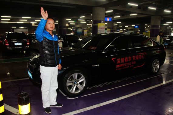 不好意思再麻烦师傅我们决定自己带行李去安检 师傅与我们挥手道别 不好意思再麻烦师傅我们决定自己带行李去安检 师傅与我们挥手道别