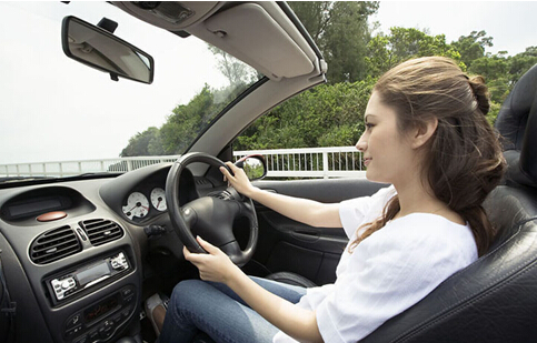 你会正确打方向盘吗 转向时双手不能松开