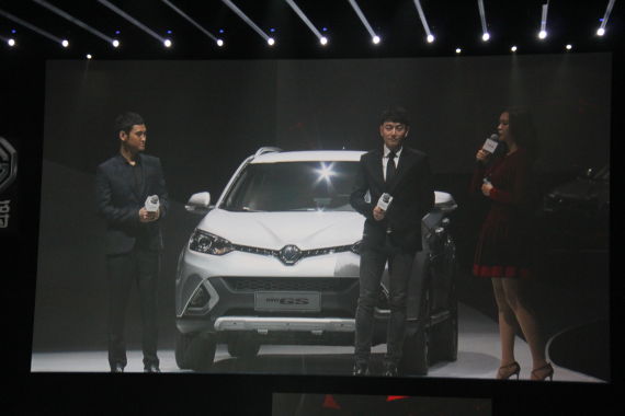 两国产男星出席上市发布会 两国产男星出席上市发布会