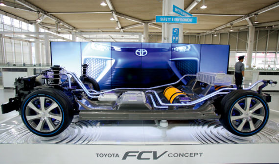 丰田新款燃料电池车，组件体积全部缩小，因而燃料电池能塞到座位下面。