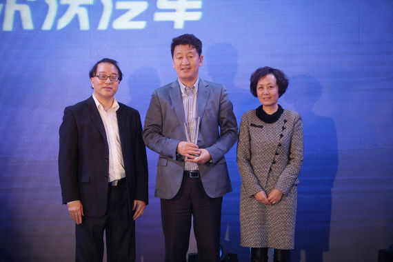 中国农工民主党北京市委员会社会处处长范琦（右）、中国广告协会报刊分会会长梁勤俭（左）为沃尔沃汽车集团企业传播副总裁宁述勇（中）颁发中国医护工作者最喜爱的汽车品牌