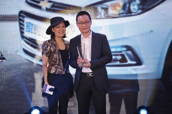 著名歌手周艳泓（左）为上海通用汽车有限公司北京区域销售总经理张东刚（右）颁发 2014—2015中国年度家用汽车—女人车合资品牌组奖