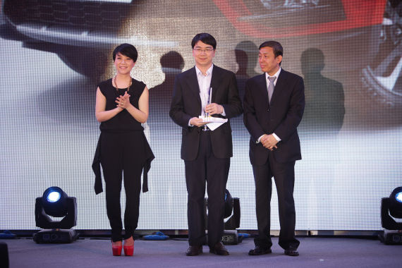 中国能源汽车传播集团副董事长、副总裁、《中国汽车报》社总编辑李春雷（右）、著名歌手陈明（左）为天津一汽销售有限公司市场企划部部长朱永强（中）颁发2014—2015中国家用汽车年度大奖（SUV组）