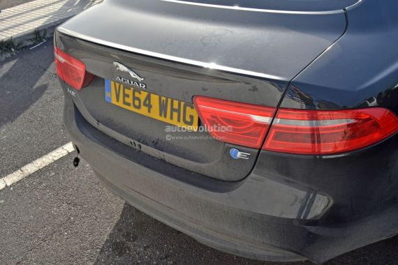 一台车尾贴有“蓝色E”标徽的捷豹XE于日前曝光