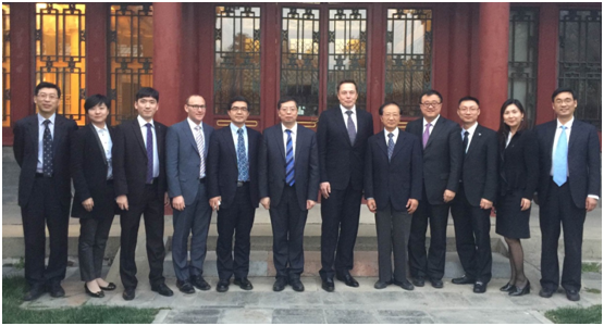 埃隆·马斯克与清华大学校长等人合影留念